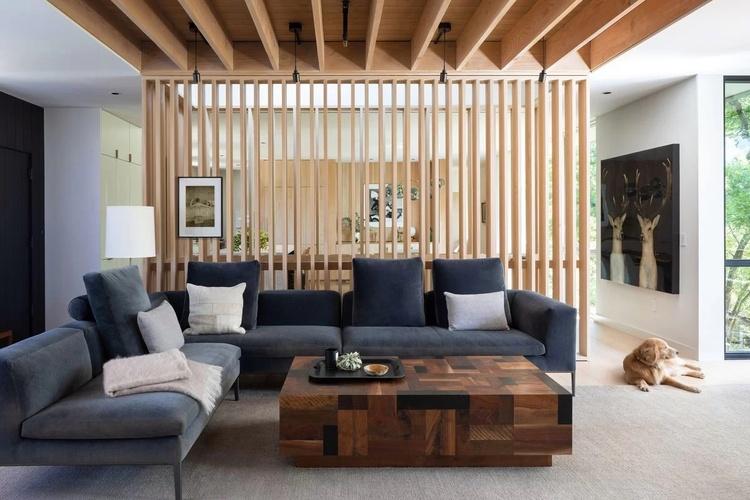 Kiểu vách ngăn phòng khách làm bằng gỗ đứng